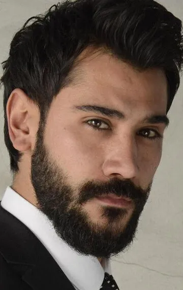 Фотография актёра Угур Гюнеш