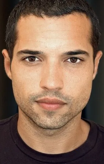 Фотография актёра Алекс Лойназ